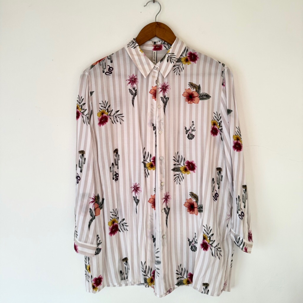 [preloved] Stradivarius - Kemeja Katun Salur Bermotif Bunga Kaktus Ular