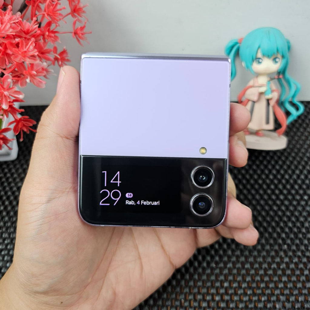 Samsung Z Flip 4 5G 8/256 Resmi SEIN Bekas Second Full Ori Minus LCD
