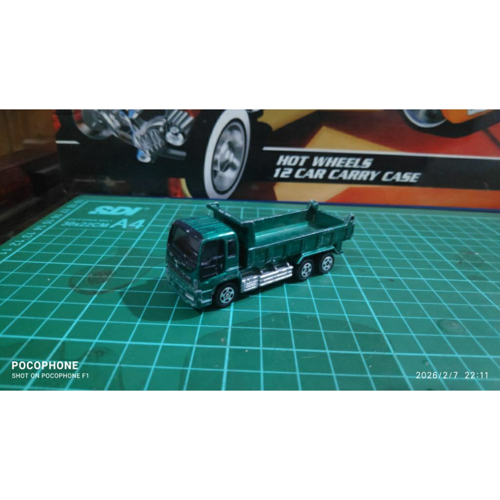 Tomica Isuzu Giga dump truck (green) loose