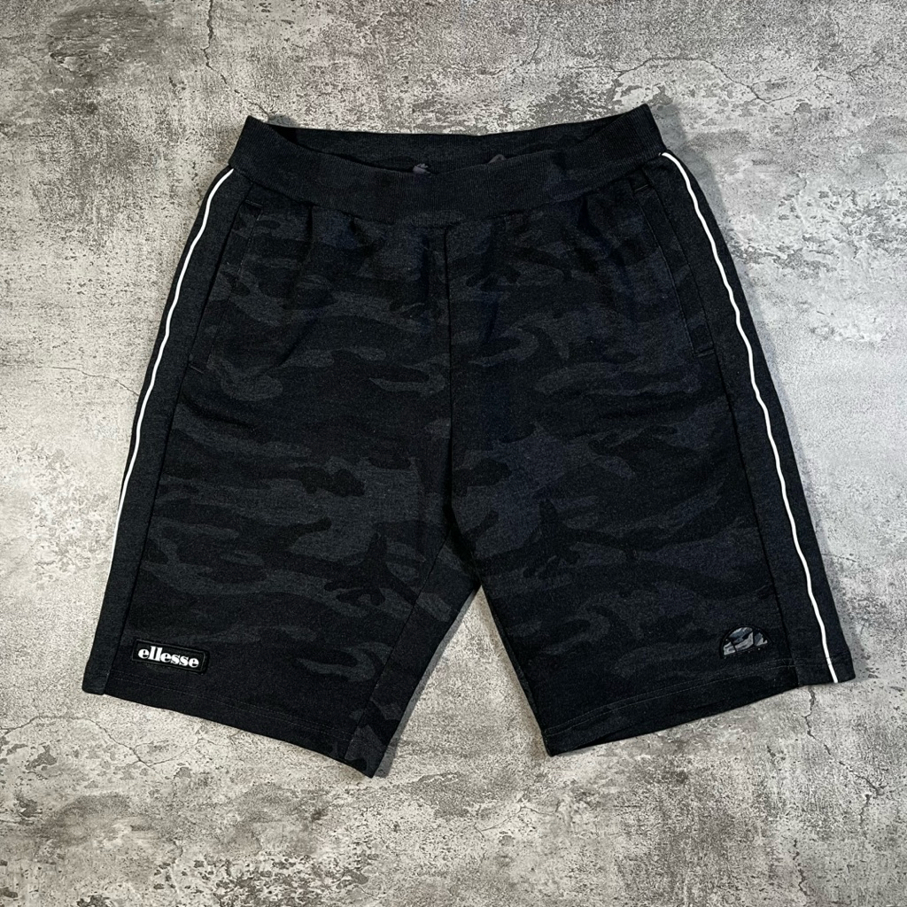 celana pendek serut ellesse camo size 30-34 like new