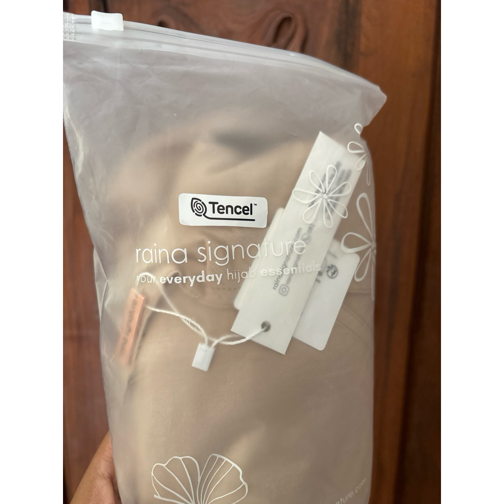 Tencel hijab jilbab instan Hanna warna cream Raina Signature