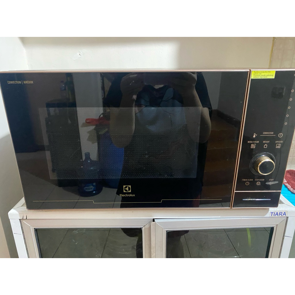 Microwave Oven Electrolux EMS3082CR - Fungsi dan parts masih lengkap