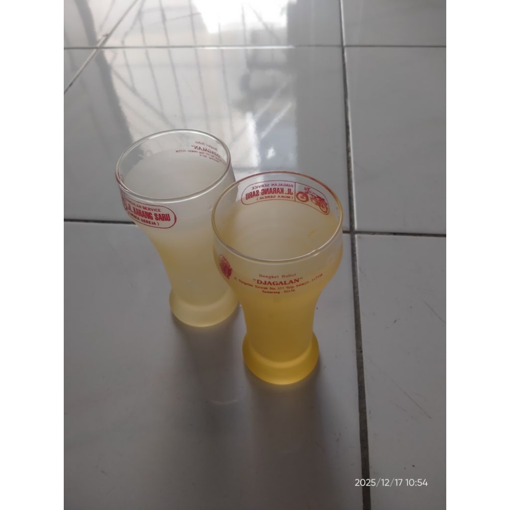 Gelas kaca leher panjang