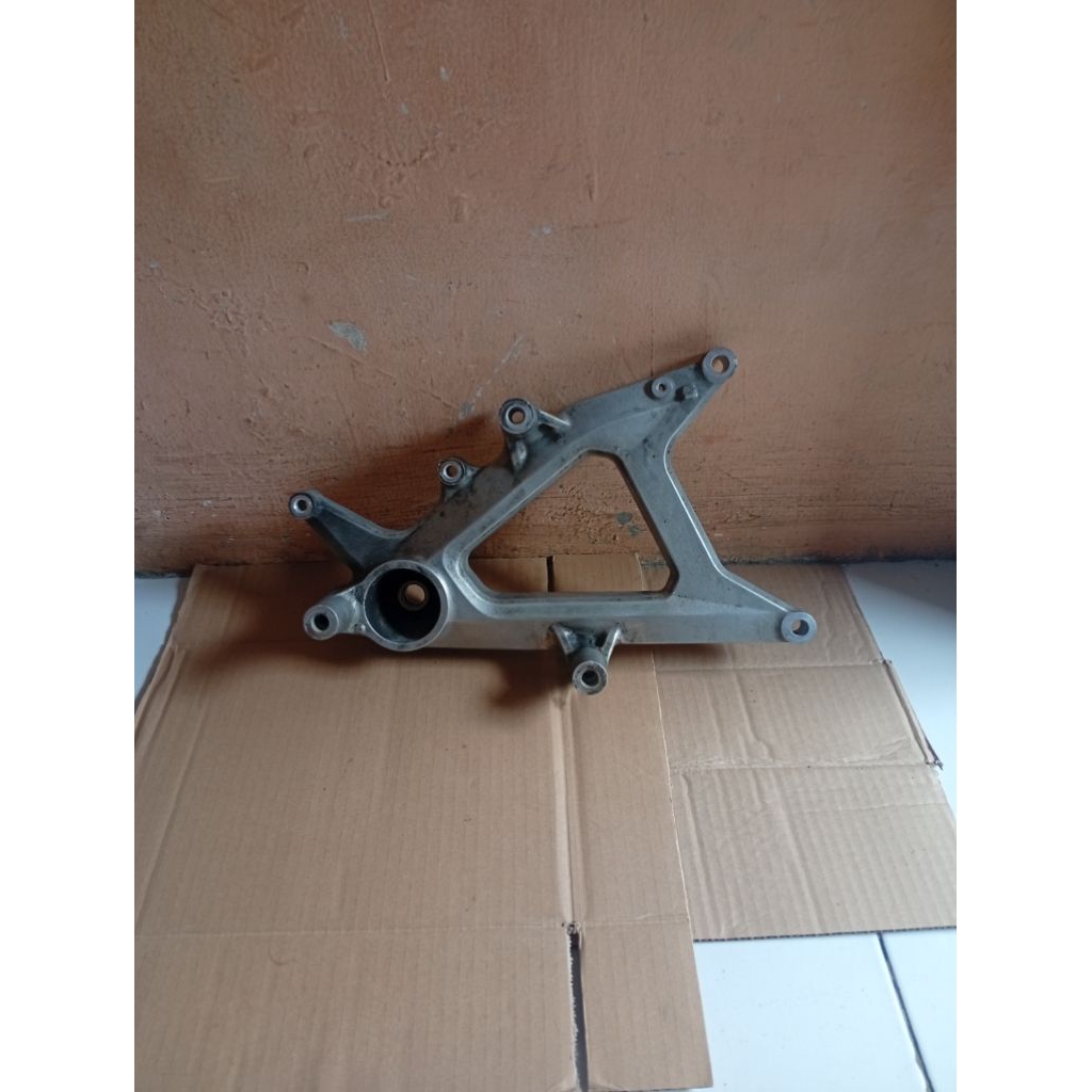 Arm Swing Arm Dudukan knalpot Vario 160 K2S Original copotan