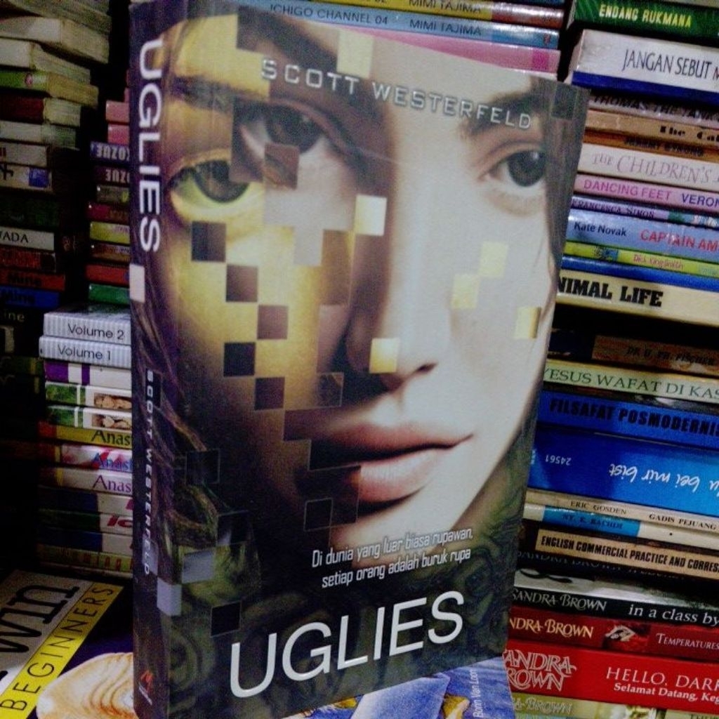 buku UGLIES...by Scott westerfeld...