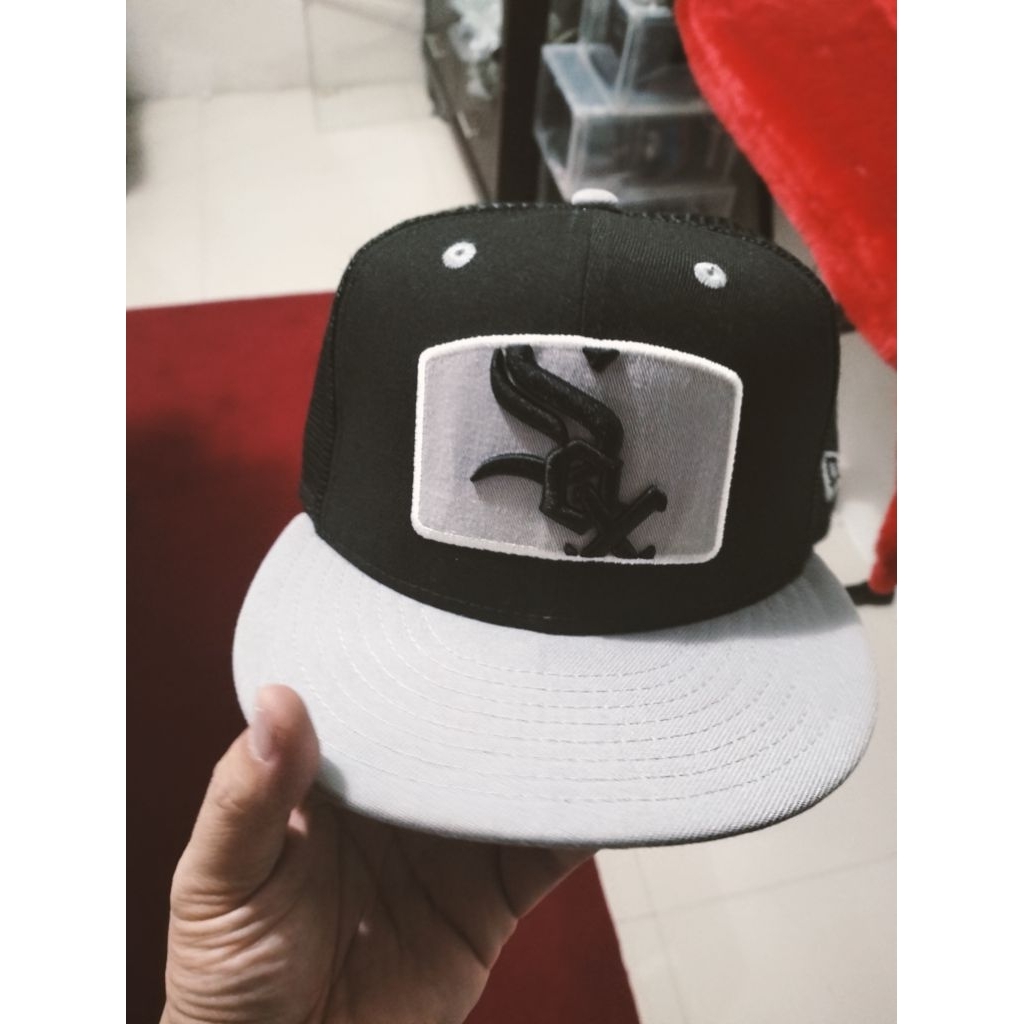 Topi Snapback New Era Chicago White Sox Trucker - Hitam/Abu-abu (