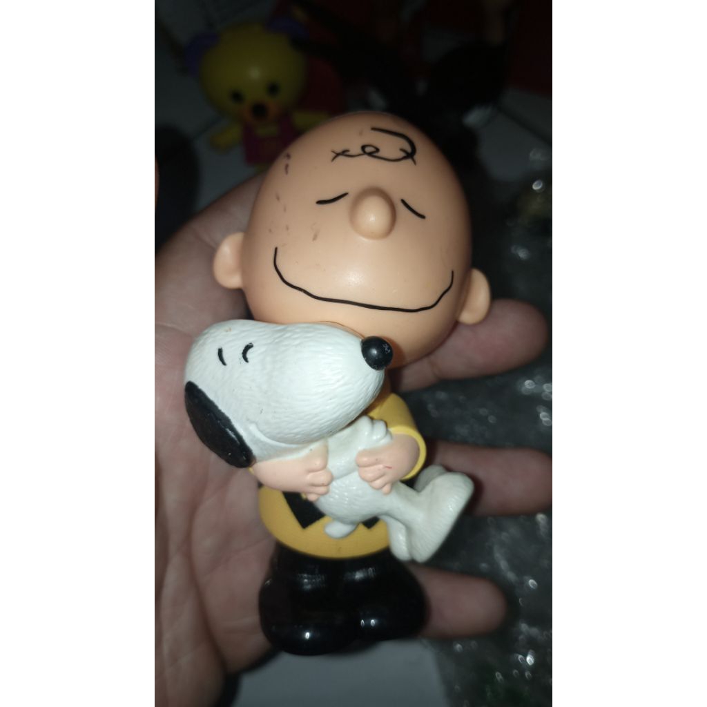 figure charlie brown gendong snoopy