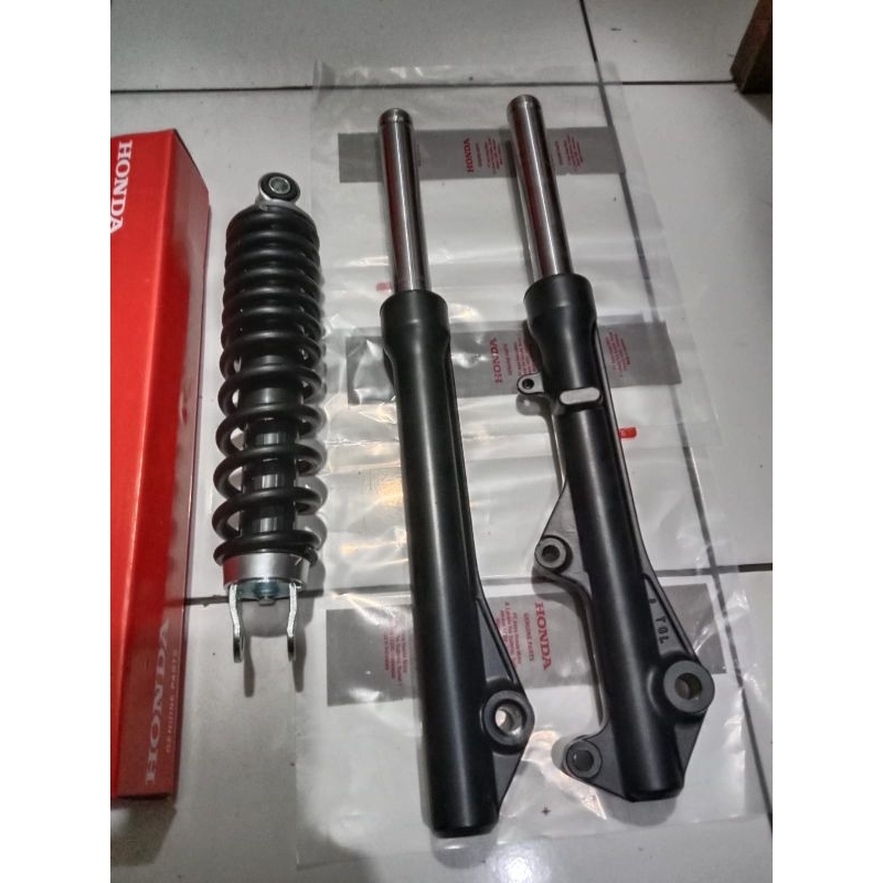 sepaket shock tabung depan belakang Honda beat karbu dudukan spakbor diatas segitiga shock beat karb
