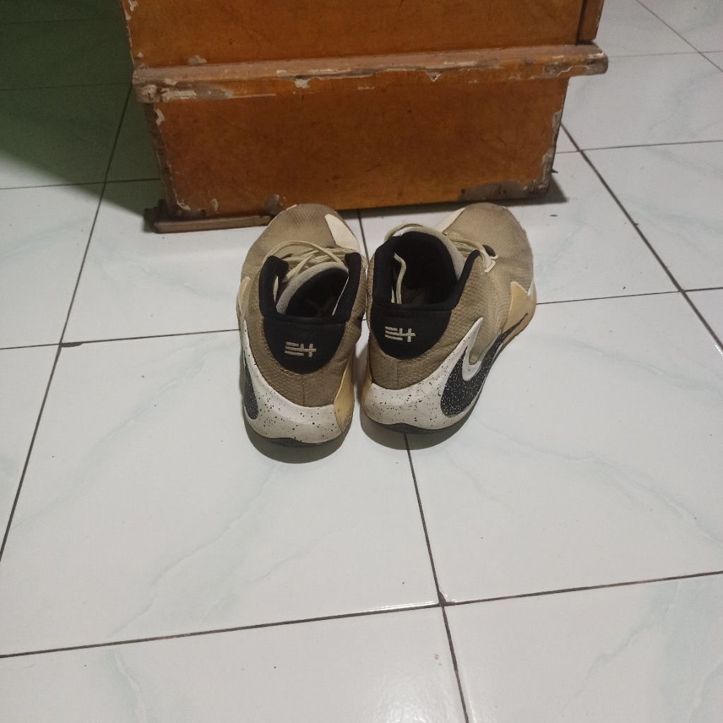 sepatu basket second freak 1 sz 44