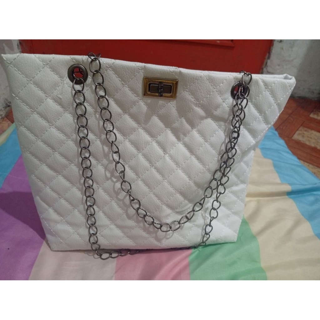 Tas Putih Quilted Rantai Silver