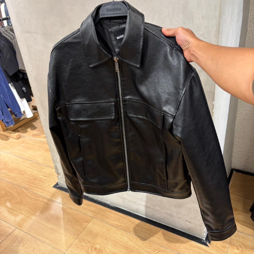 JASTIP. Jacket Zipper Sintetis Bershka (MAN)