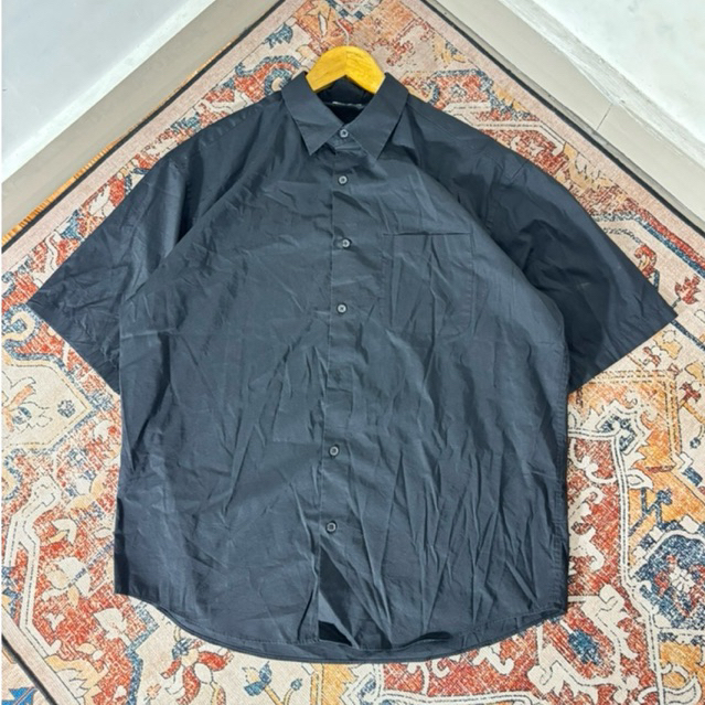 KEMEJA PENDEK UNIQ LO GU HITAM