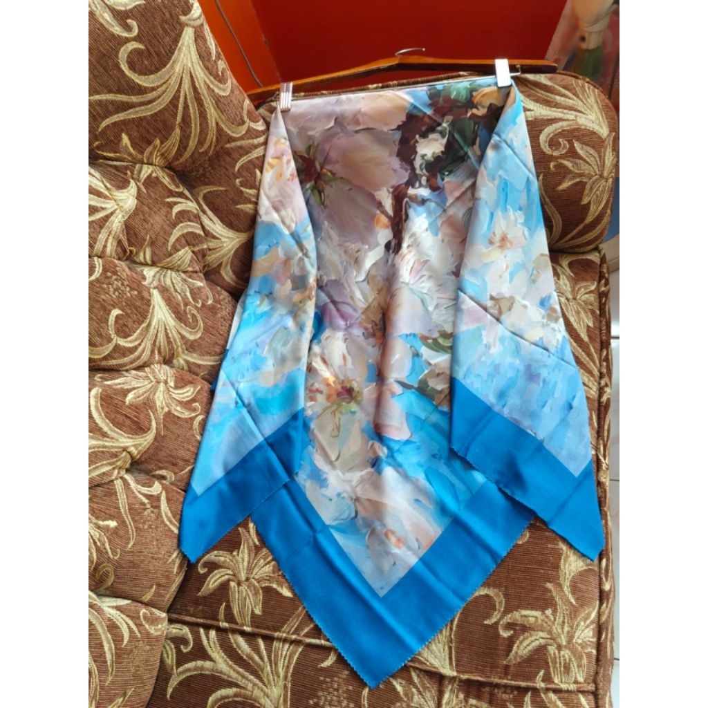 HIJAB SEGIEMPAT VOAL MOTIF BUNGA CREAM BIRU TOSCA by cici tiung