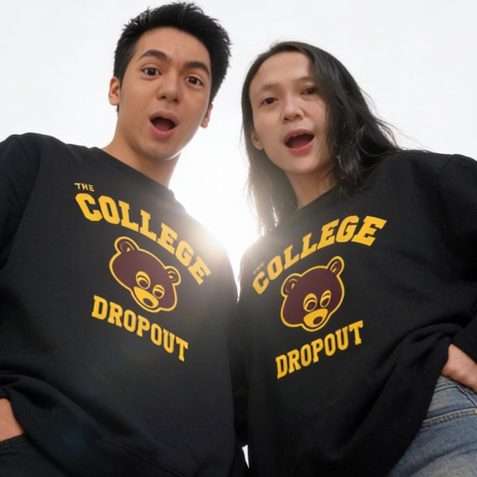 Sweater College Dropout Kanye West Crewneck Unisex Sweatshirt Bahan Cotton Fleece Adem & Nyaman || R