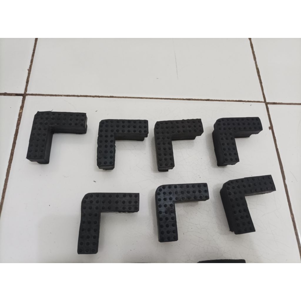 Jual Karet Siku 4x4 Tebal Kaki karet Tiang Siku Lubang masih baru
