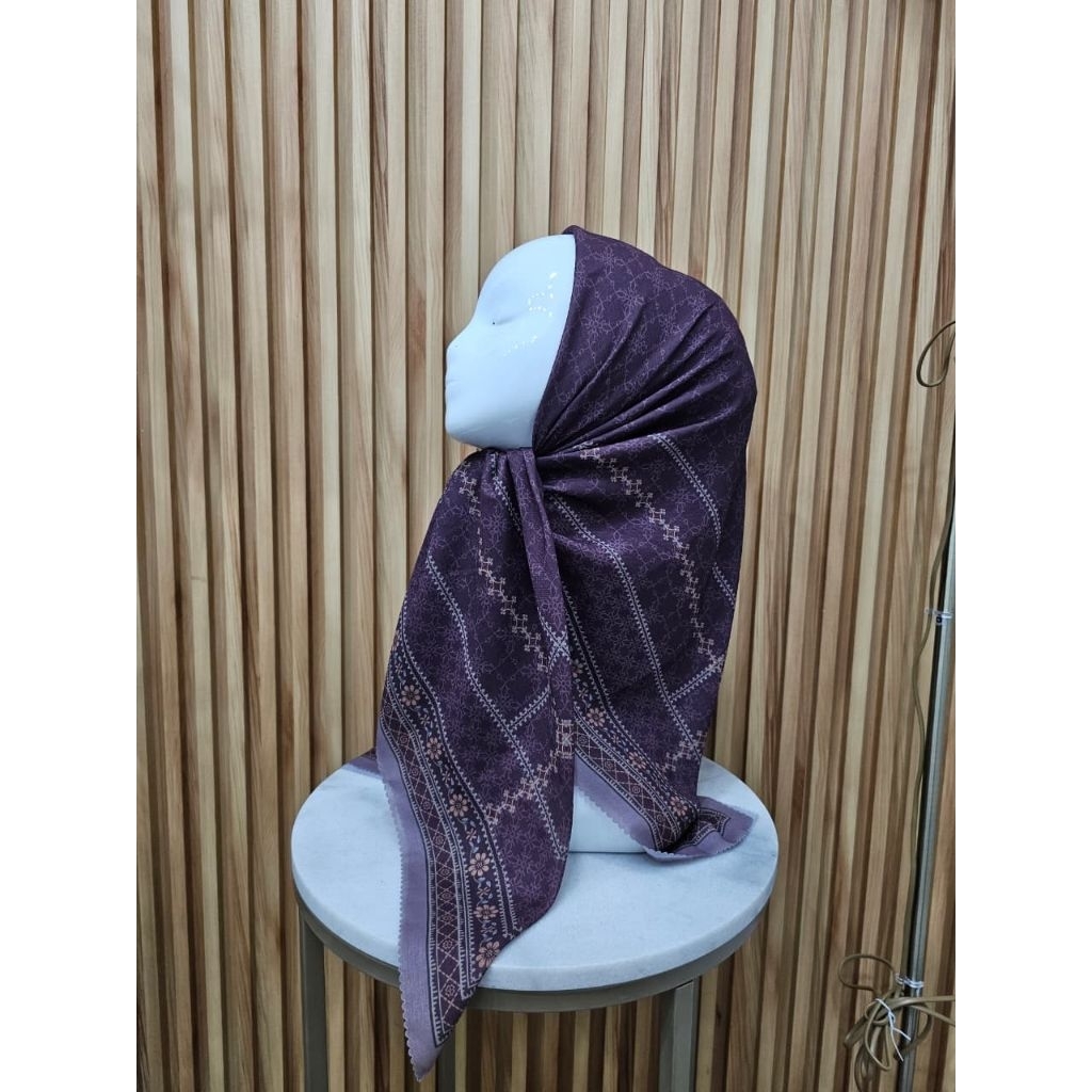 HIJAB SEGI EMPAT VOAL MOTIF GARIS UNGU TUA