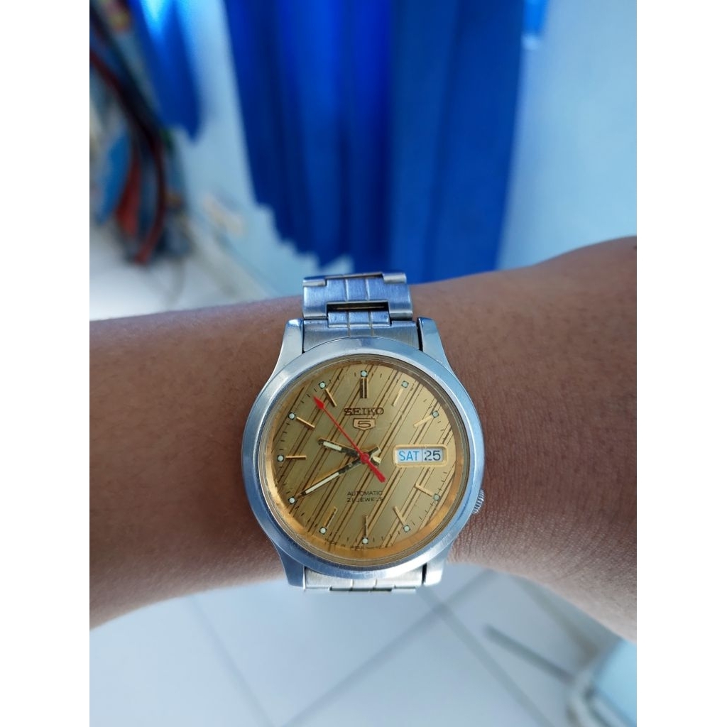 SEIKO 5 AUTOMATIC 7S26C DIAL GOLD BERTEKSTUR GARIS