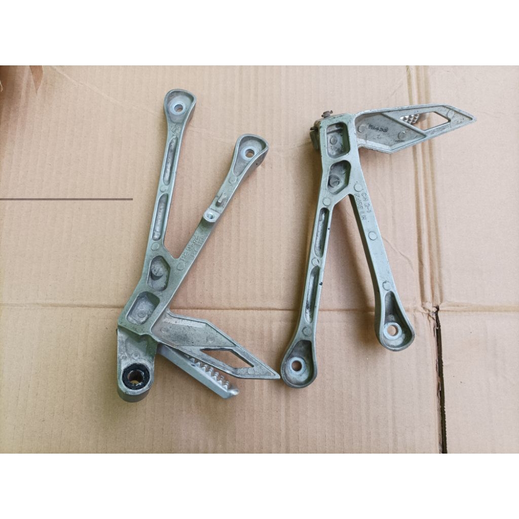 Footstep pijakan kaki belakang Honda Cbr 150 R Original Asli