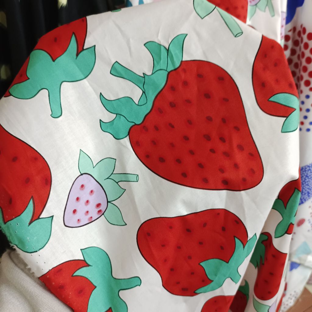 kain katun motif buah stoberi - kain katun poplin premium - kain katun meteran - kain katun antik ga