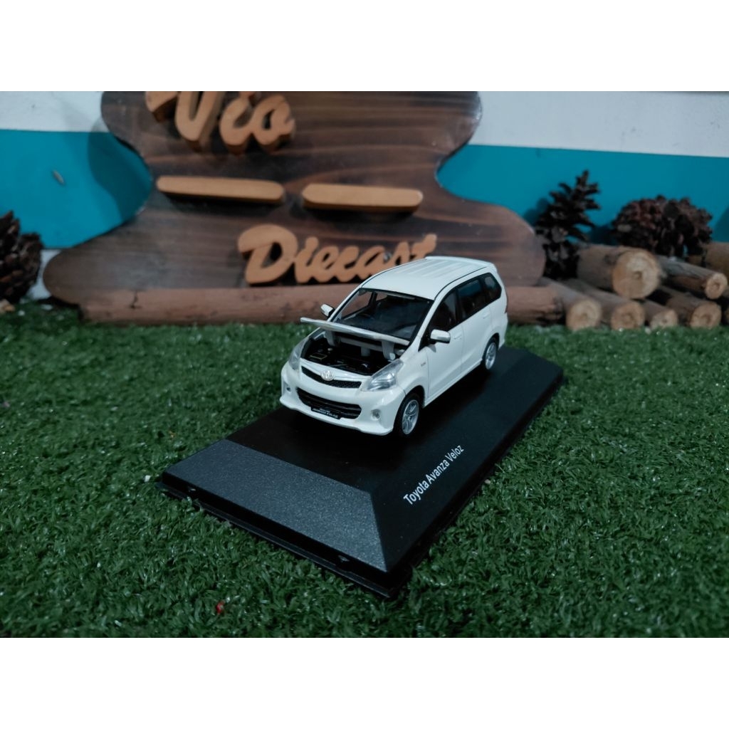 Diecast Miniatur Toyota Avanza Veloz putih skala 1:43