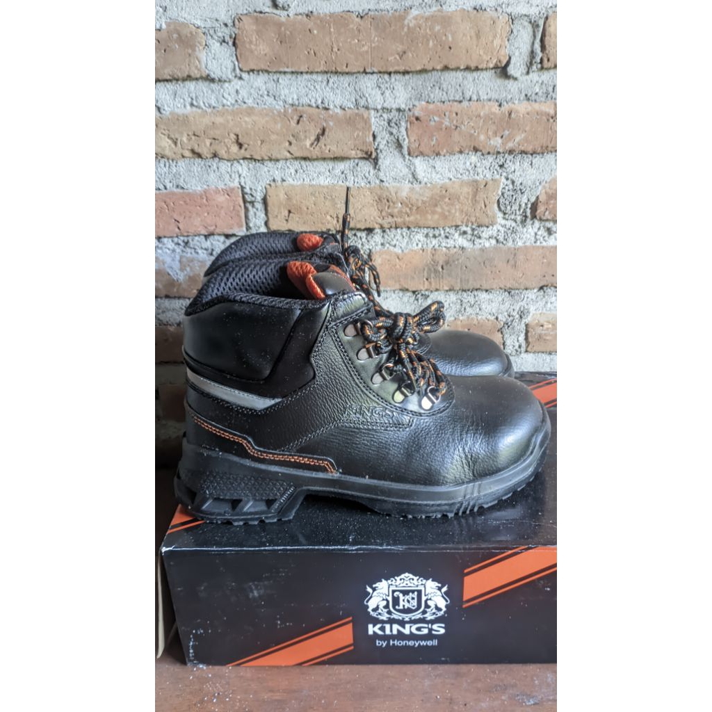 Sepatu Safety King’s dengan Steel Toe Cap dan Sol Anti-Slip