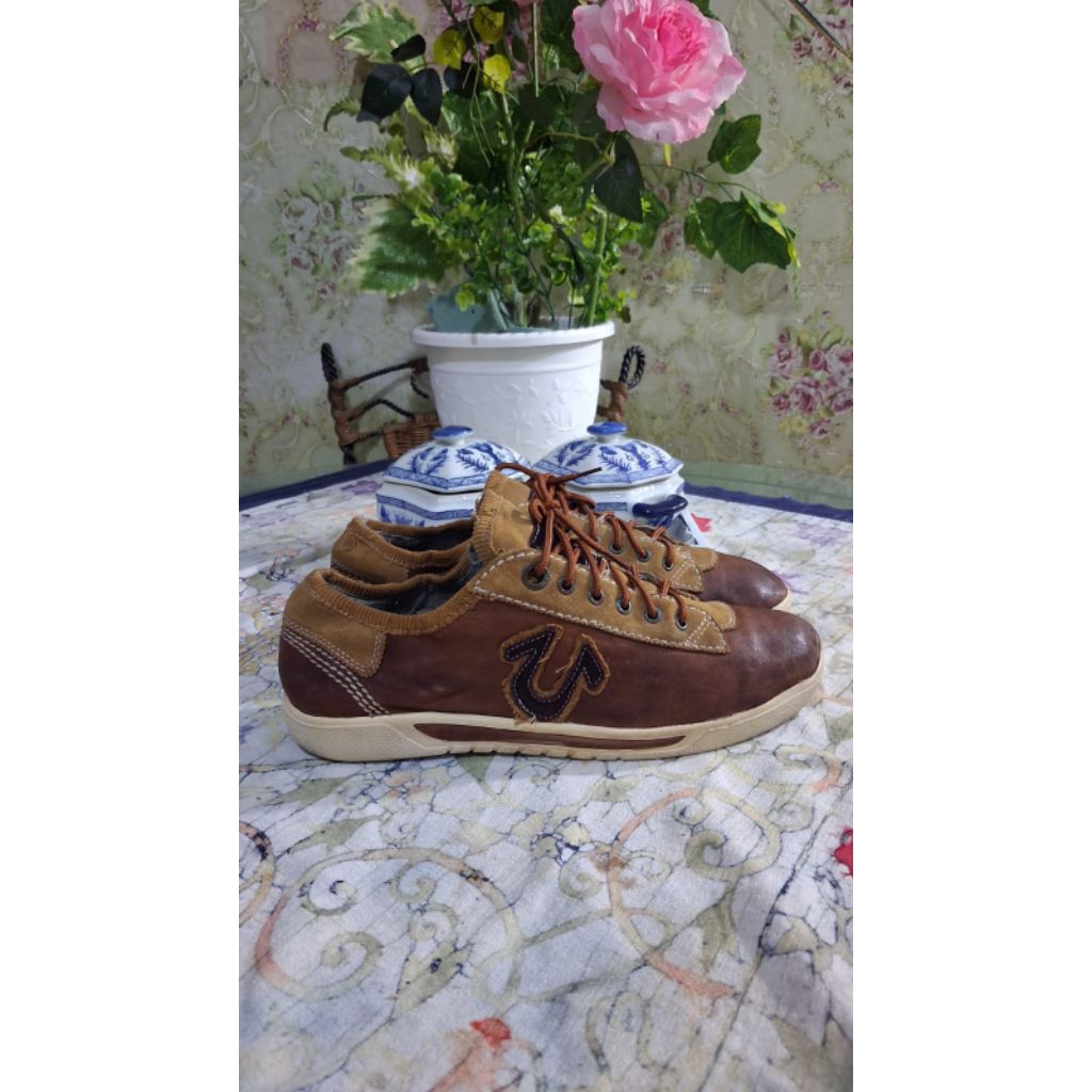 Sepatu True Religion