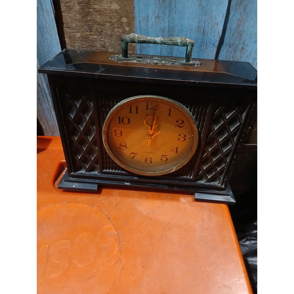 Jam weker kotak kayu hitam 195rb jadul antik vintage lawas kuno  display dianggap mati