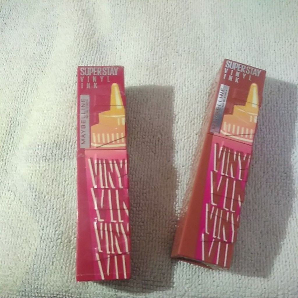 lipstik cair Maybelline SuperStay Vinyl Ink yang populer dengan hasil akhir glossy, tahan lama