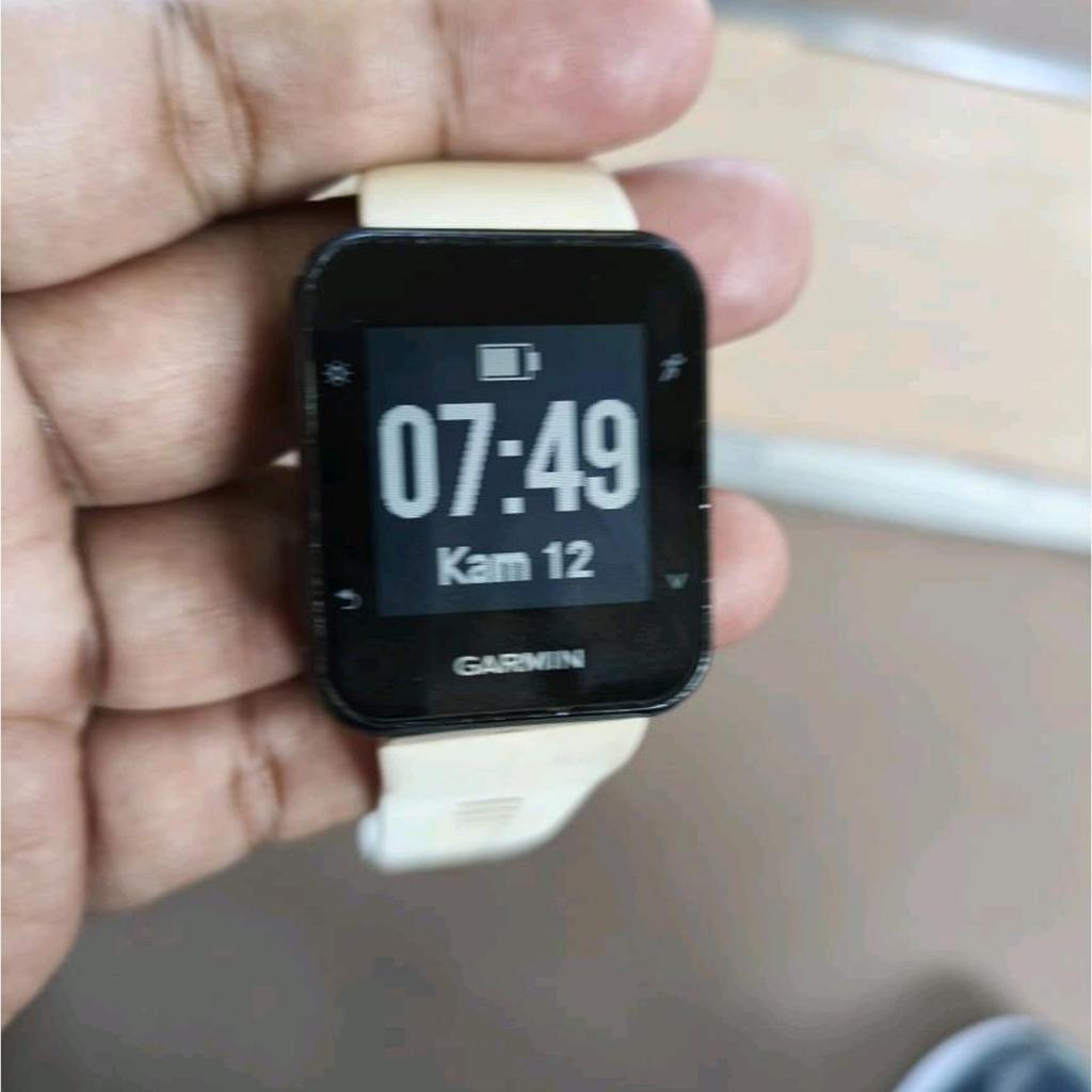 Smartwatch Garmin Foreeunner 35 Fr35 second Normal Baterai Awet Siap pakai, Jam dan Charger saja