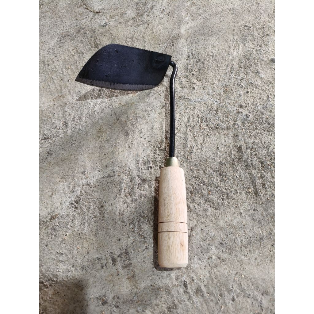 Cangkul Koret Rumput Baja Asli Tajam & Ringan