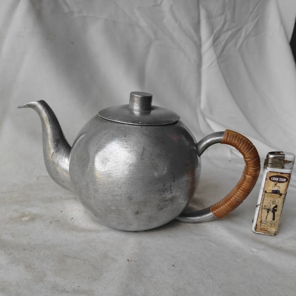 Pajangan Vintage Teko Timah Banka