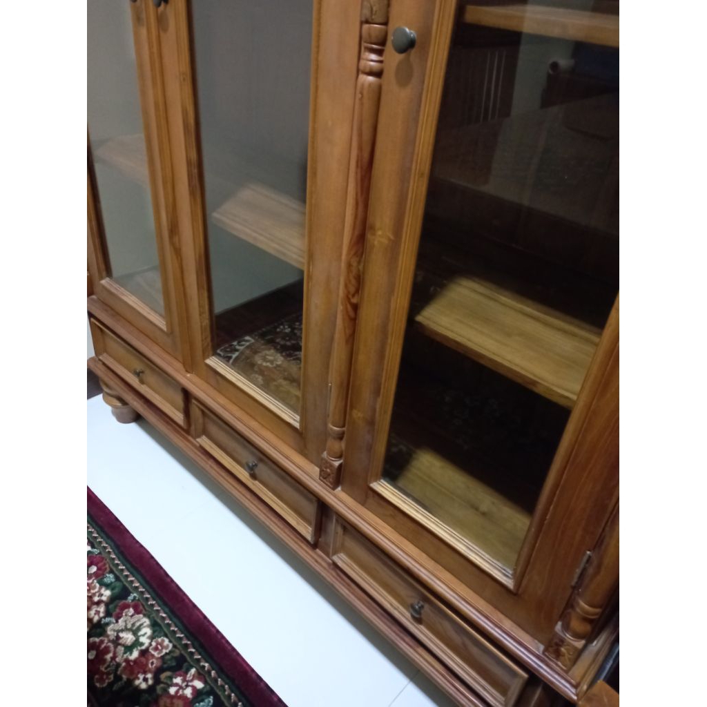 lemari buku kaca 3 pintu