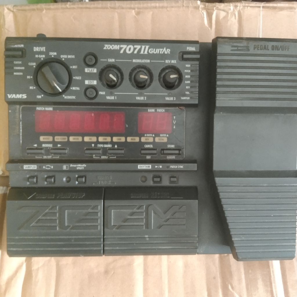 Efek gitar Zoom 707ii
