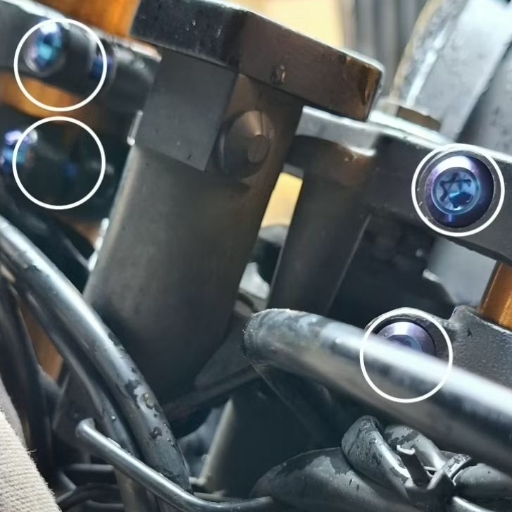 Baut titanium stang dan segitiga atas R15v2v3 isi 4pcs Baut contoh terpasang