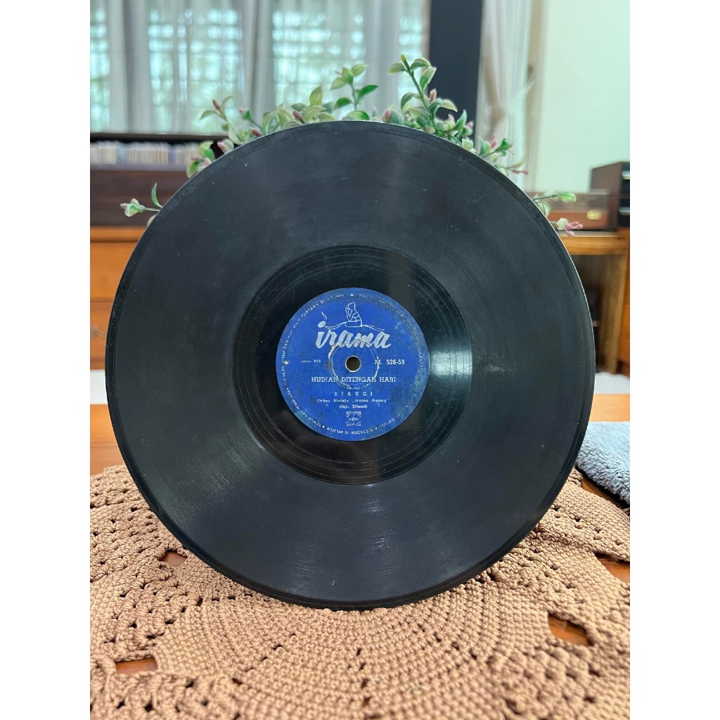 Vinyl Sjaugi, Orkes Melaju Irama Agung - Hudjan Ditengah Hari & Tandjung Tjina / Piringan Hitam Sjau