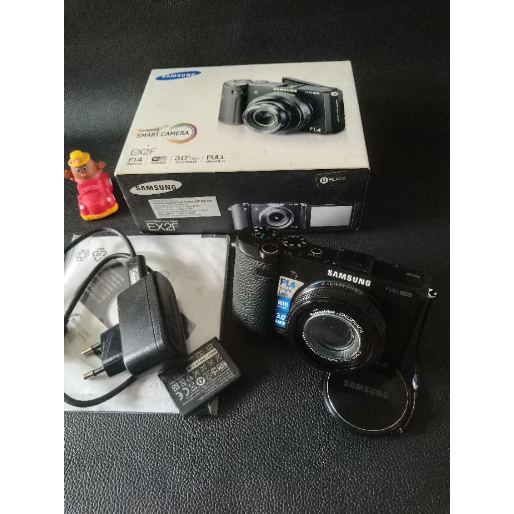 Kamera Samsung EX2F Lensa F1.4 dan 3-inch Amoled LCD langka mulus