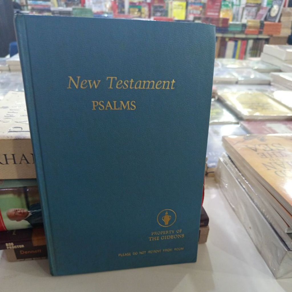 buku new Testament psalms property of the gideons buku teks bahasa inggris