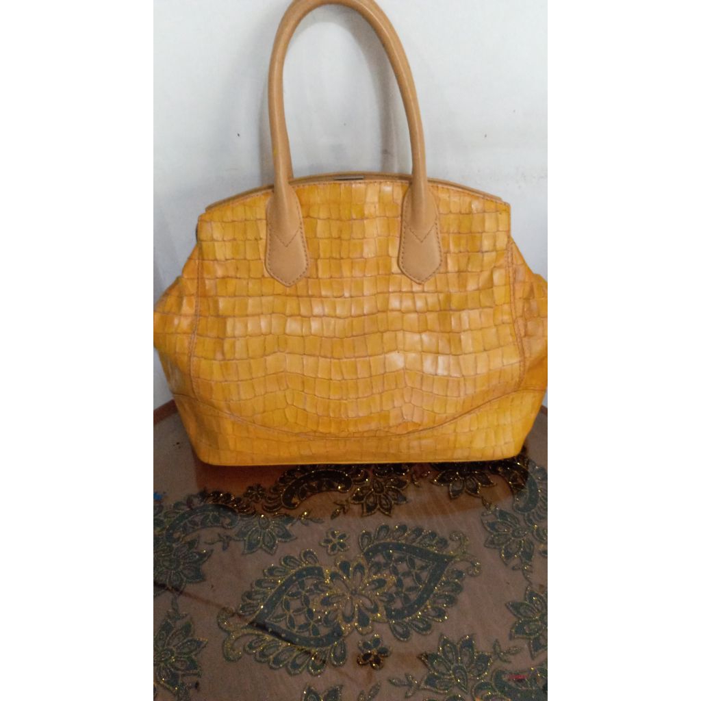 Tas tangan wanita ,warna kuning.