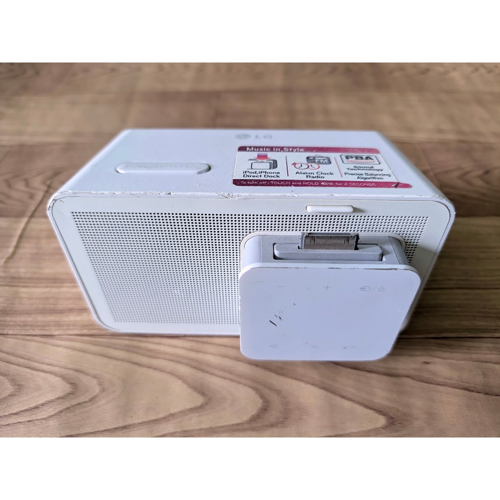 LG ND1520 iPod / iPhone Docking Speaker (port 30pin)