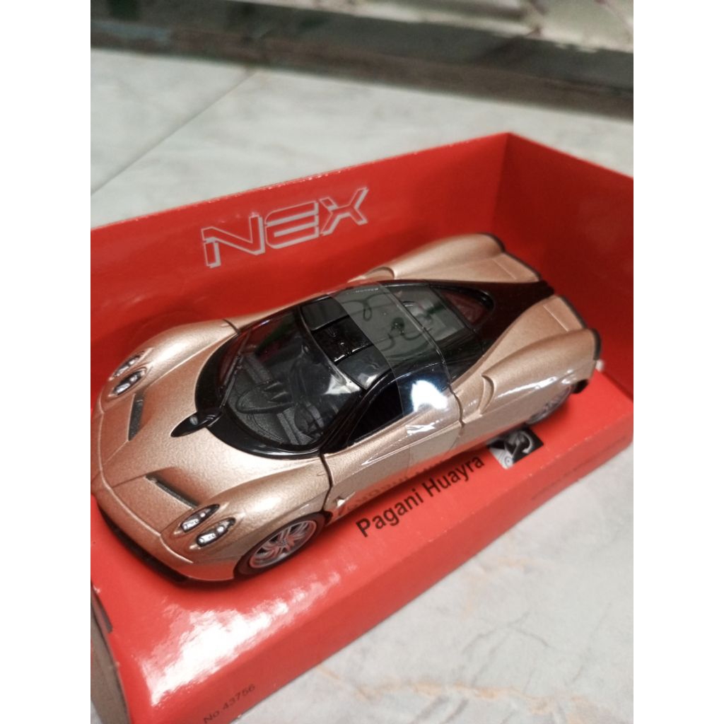 Original Welly Nex Miniatur Mobil pagani Huayra Gold 1:36