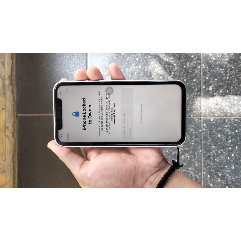 iPhone xr housing 13 lock iCloud