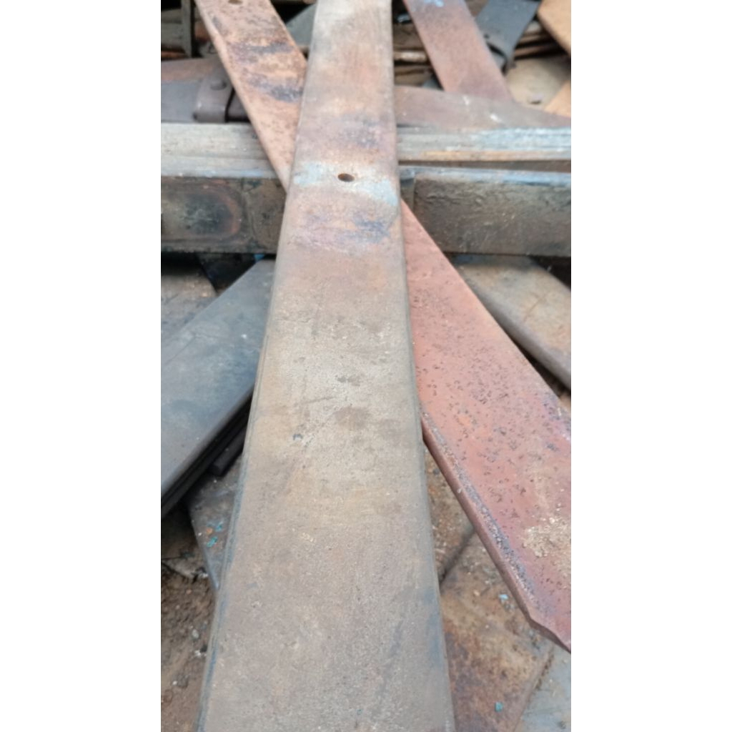besi baja per daun  bekas lebar 7 cm tebel 10 mm. 11 mm ukuran custom