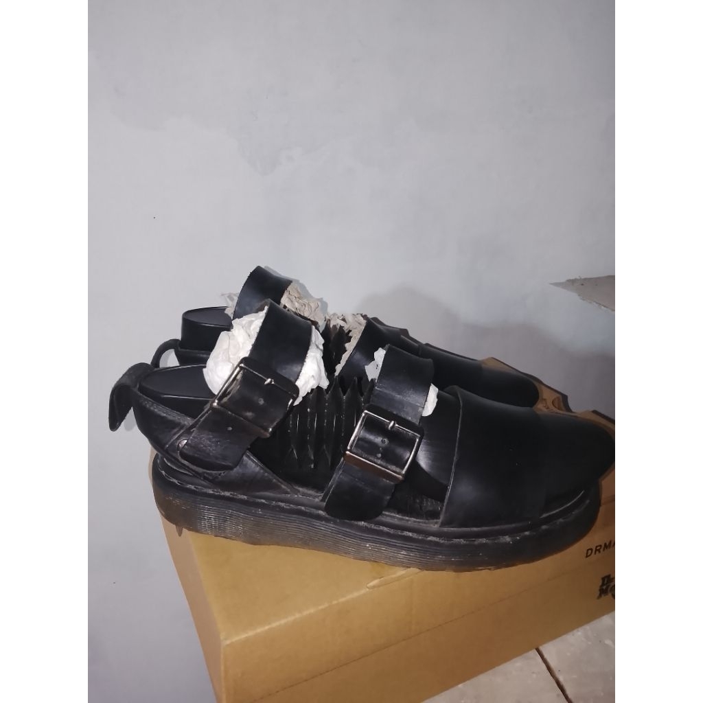 sandal dr.martens