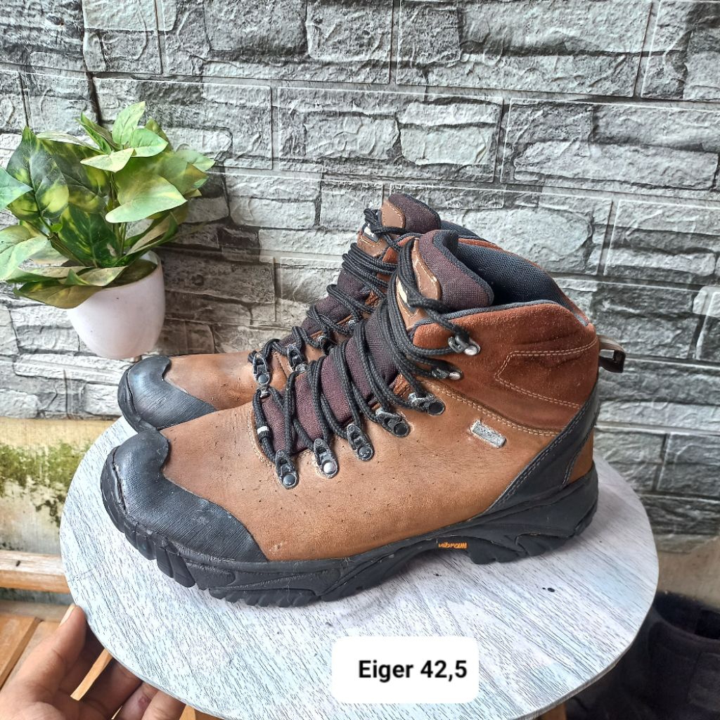 Sepatu second hiking/outdor gunung merk Eiger size42,5 insol27,5cm tapak vibram