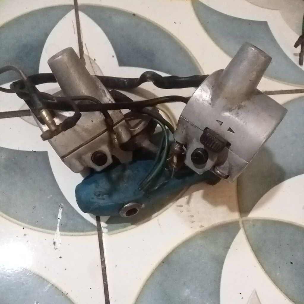 Holder saklar kanan kiri Yamaha v75E/elektrik starter dan holder kiri u5 original.