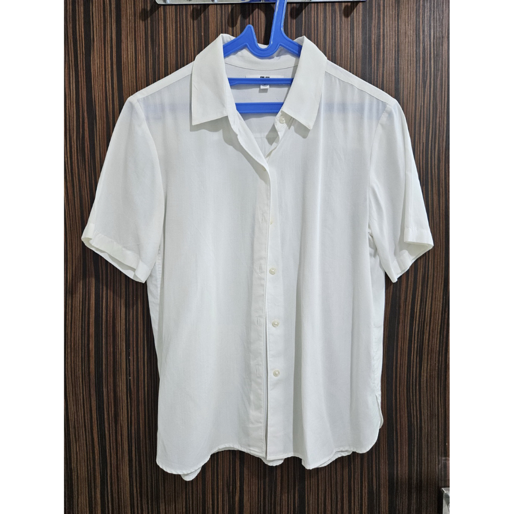 PRELOVED SECOND UNIQLO SIZE S BAJU ATASAN KEMEJA LENGAN PENDEK KANCING DEPAN PUTIH BERKERAH BLUS KAS