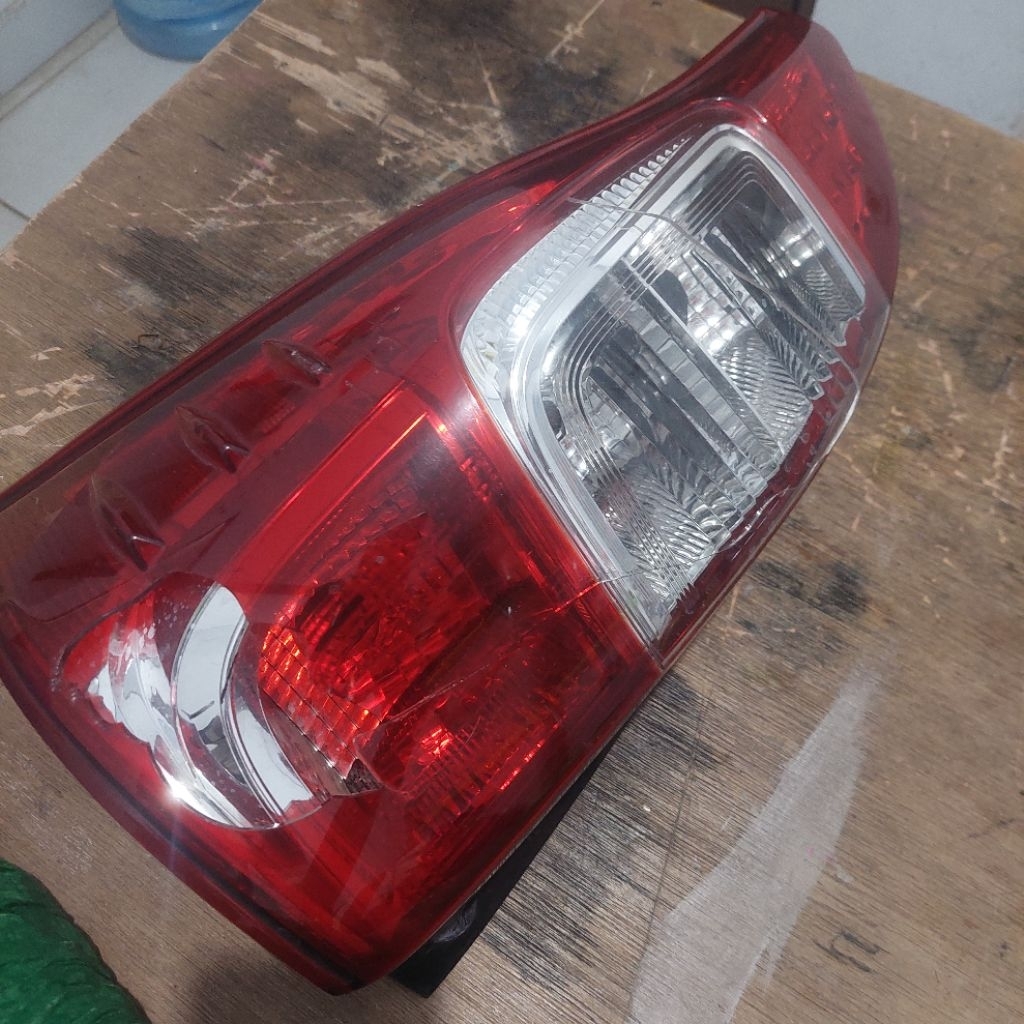 stoplamp lampu belakang kiri xenia avanza 2016 dan sejenisnya kondisi pecah