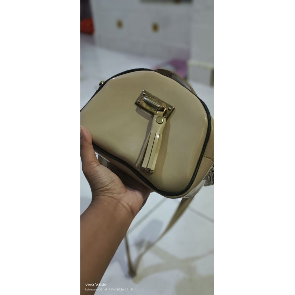 PRELOVED Tas Selempang Wanita Camel 1Ruang - Desain Elegan, Ukuran Praktis, Warna Putih