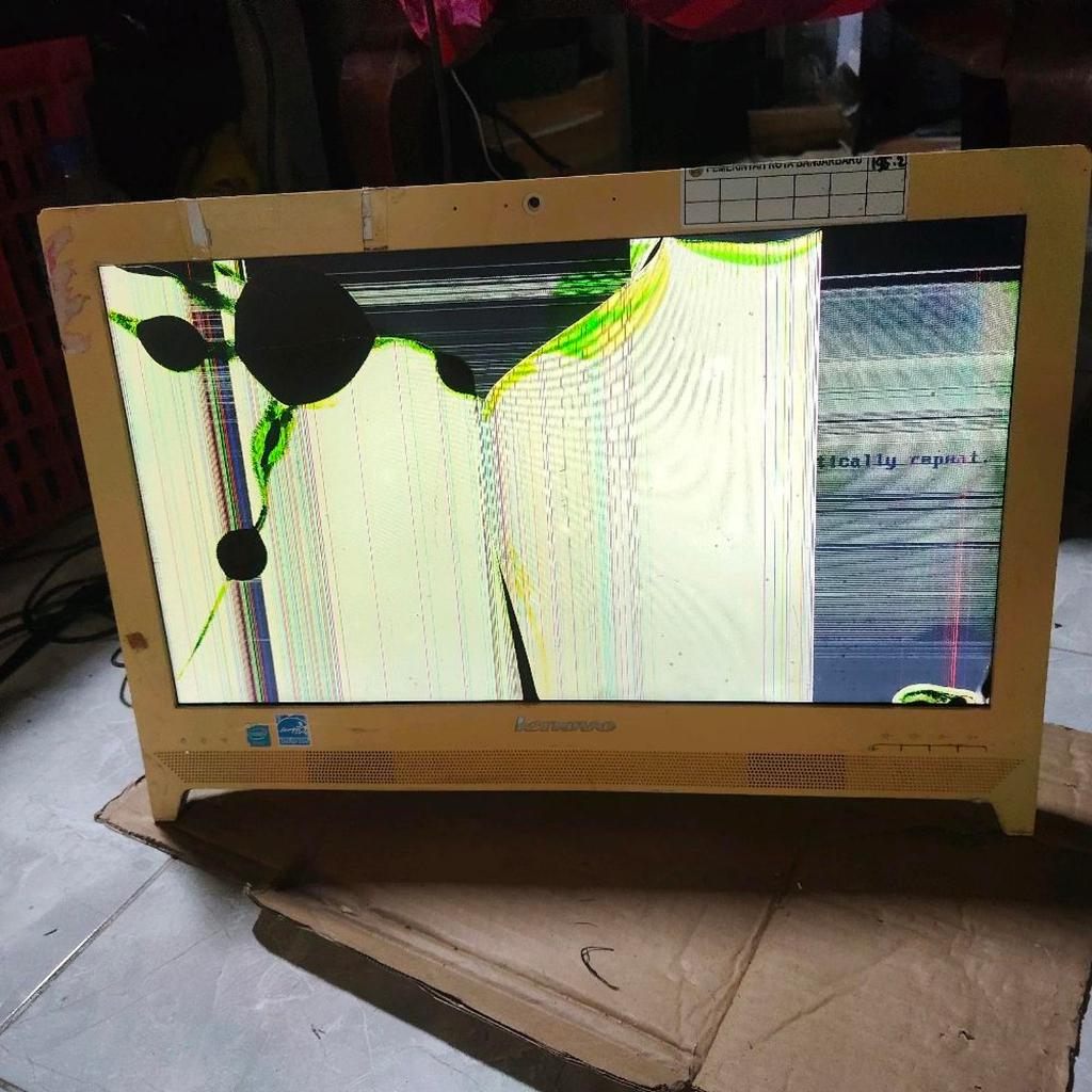 PC aio all in one Lenovo C260 mesin normal lcd pecah anggap jual mesin yg nempel buat bonus ya