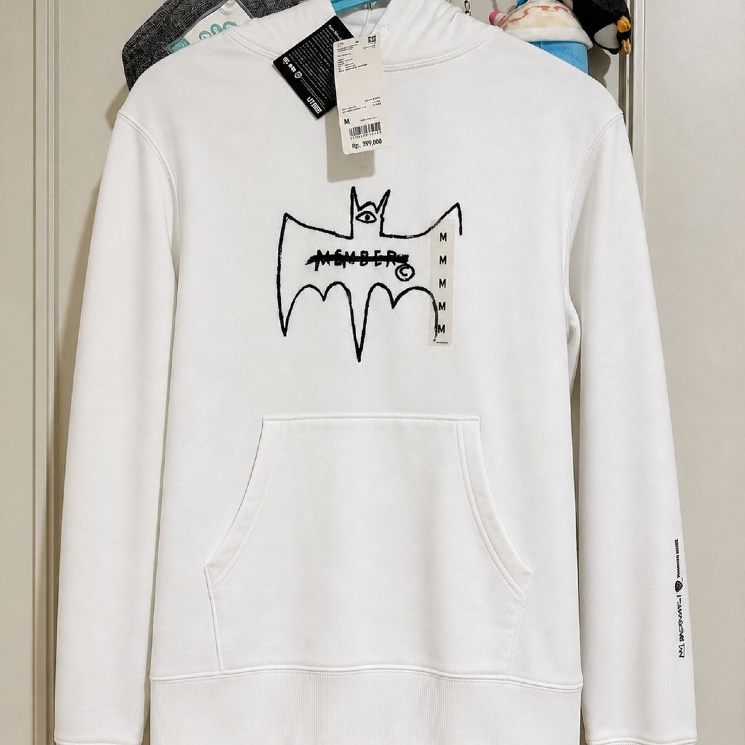 Hoodie Uniqlo Batman Michael Basquiat Putih ukuran M